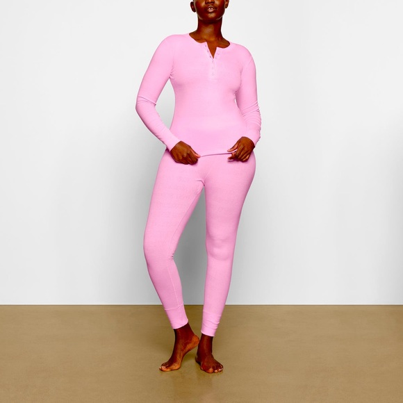 SKIMS LOGO POINTELLE SET
PINK - Picture 1 of 16